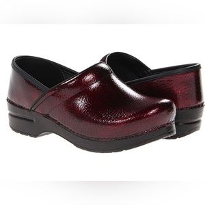 Dansko Red textured Patent Professional Clogs, size 37 ❤️